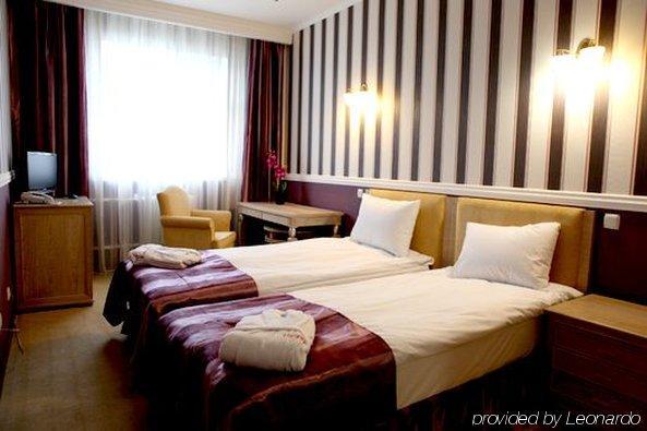 O Azamat Hotel Astana Quarto foto