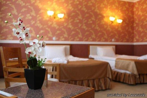 O Azamat Hotel Astana Quarto foto